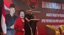Ketua DPP PDI Perjuangan Deddy Yevri Sitorus saat memberikan bimbingan teknis kepada kader PDI P yang menjadi anggota DPRD Kalimantan Barat, Sabtu (24/5/2025) (ANTARA/Ho-Humas PDI Perjuangan)