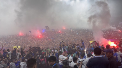 Para suporter saat menyalakan suar (flare) dan masuk ke lapangan usai pertandingan pamungkas Liga 1 antara Persib Bandung melawan Persis Solo di Stadion Gelora Bandung Lautan Api (GBLA), Kota Bandung, Jawa Barat, Sabtu (24/5/2025). (ANTARA/Rubby Jovan)