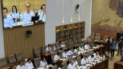 Menteri Koperasi Budi Arie Setiadi dalam rapat kerja dengan Komisi VI DPR RI di Jakarta, Senin (26/5/2024). (ANTARA/Shofi Ayudiana)