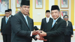 Mendagri Muhammad Tito Karnavian saat melantik Halilul Khairi sebagai Rektor Institut Pemerintahan Dalam Negeri (IPDN) di Ruang Sidang Utama (RSU), Kantor Pusat Kementerian Dalam Negeri (Kemendagri), Jakarta, Senin (26/5/2025). (ANTARA/HO-Puspen Kementerian Dalam Negeri)