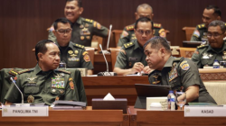 Panglima TNI Jenderal TNI Agus Subiyanto (kiri) berbincang dengan KSAD Jenderal TNI Maruli Simanjuntak (kanan) saat bersiap mengikuti rapat kerja dengan Komisi I DPR di Kompleks Parlemen, Senayan, Jakarta, Senin (26/5/2025). Rapat tersebut membahas isu-isu strategis terkait TNI. ANTARA FOTO/Dhemas Reviyanto/foc.