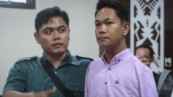 Terdakwa yang juga penyandang tunadaksa I Wayan Agus Suartama alias Agus Buntung meninggalkan ruangan seusai sidang putusan kasus pelecehan seksual di Pengadilan Negeri Mataram, NTB, Selasa (27/5/2025). ANTARA FOTO/Dhimas Budi Pratama/nym.