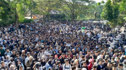 Pencari kerja mendatangi bursa lowongan pekerjaan Job Fair Bekasi Pasti Kerja 2025 di President University Convention Center Jababeka, Selasa.ANTARA/Pradita Kurniawan Syah.