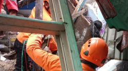 Anggota SAR Pos Samarinda saat mencari korban di reruntuhan rumah akibat tanah longsor di Jalan Gerilya Gang Keluarga, Samarinda. (Antara/ HO- SAR Pos Samarinda)
