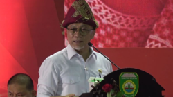 Menko Bidang Pangan Zulkifli Hasan saat peluncuran dan dialog percepatan pembentukan Kopdes Merah Putih Sumsel, di Palembang, Selasa (27/5/2025). (ANTARA/Ahmad Rafli Baiduri)