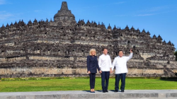 Presiden RI Prabowo Subianto serta Presiden Prancis Emmanuel Macron dan Ibu Negara Prancis Brigitte Macron berfoto bersama dengan latar Candi Borobudur di Kabupaten Magelang, Jawa Tengah, Kamis (29/8/2025). ANTARA/Mentari Dwi Gayati