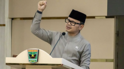 Wakil Menteri Dalam Negeri (Wamendagri) Bima Arya Sugiarto saat diwawancarai di Kota Padang, Sumatera Barat, Kamis (29/5/2025). ANTARA/Muhammad Zulfikar