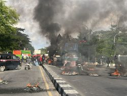 Truk Peti Kemas Jadi Panggung Orasi, Mahasiswa di Makassar Tuntut Demokrasi Kampus