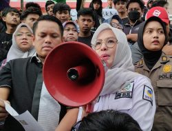 Janji Cicu di Hadapan Mahasiswa Demo Hardiknas: Fasilitas Sekolah Akan Dibenahi