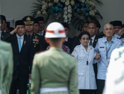 Megawati Genggam Tangan Try Sutrisno, Sinyal Pemakzulan Gibran Dimulai?