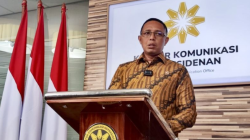 Kepala Kantor Komunikasi Kepresidenan (PCO) Hasan Nasbi menjawab pertanyaan wartawan saat dia ditemui di Kantor PCO, Jakarta, Selasa (3/6/2025). ANTARA/Mentari Dwi Gayati.