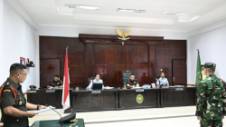 Kepala Odmil III-15 Banjarmasin Letkol CHK Sunandi (kiri) membacakan tuntutan terhadap terdakwa pembunuhan jurnalis, Kelasi Satu Jumran (kanan) di hadapan majelis hakim dalam sidang pembacaan tuntutan terkait kasus pembunuhan jurnalis Juwita di Pengadilan Militer (Dilmil) I-06 Banjarmasin, Kota Banjarbaru, Kalimantan Selatan, Rabu (4/6/2025). (ANTARA/Tumpal Andani Aritonang)