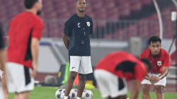 Pelatih Timnas Indonesia Patrick Kluivert memimpin sesi latihan resmi jelang pertandingan kualifikasi Piala Dunia 2026 putaran ketiga Grup C di Stadion Utama Gelora Bung Karno, Jakarta, Rabu (4/6/2025). Latihan tersebut sebagai persiapan jelang pertandingan melawan Timnas China pada Kamis (5/6). ANTARA FOTO/Bayu Pratama S/foc.