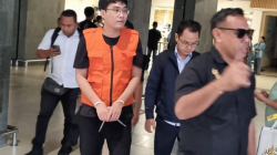 WNA asal China bernama He Jin alias Yen Cing, pelaku penyelundupan orang ke Australia saat tiba di Bandara El Tari, Kamis (5/6/2025) pagi tadi. ANTARA/Ho-Humas Polda NTT