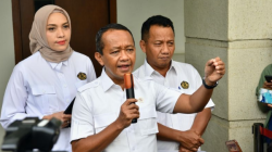 Menteri Energi dan Sumber Daya Mineral (ESDM) Bahlil Lahadalia (tengah) saat konferensi pers di Kementerian ESDM, Jakarta, Kamis (5/6/2025). ANTARA/HO-Humas Kementerian ESDM