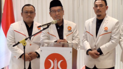 Presiden PKS Al Muzammil Yusuf (tengah) memberikan keterangan kepada wartawan di Kantor DPP PKS, Jakarta Selatan, Kamis (5/6/2025). ANTARA/Fianda Sjofjan Rassat