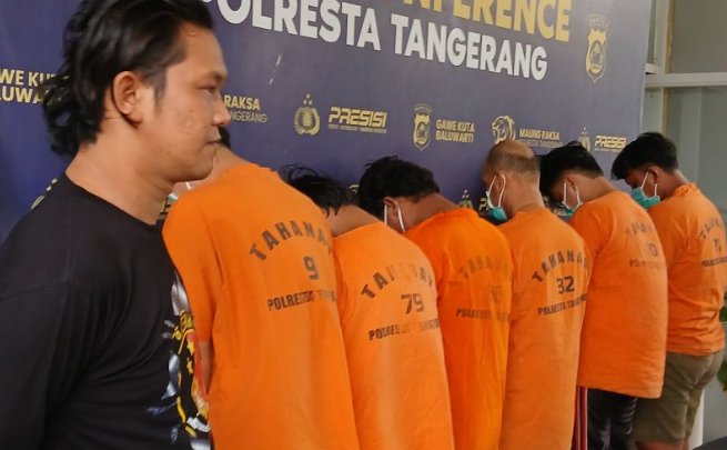 Petugas dari Satreskrim Polresta Tangerang saat menampilkan para tersangka pelaku premanisme dengan pemerasan di Tangerang. ANTARA/Azmi Samsul Maarif.
