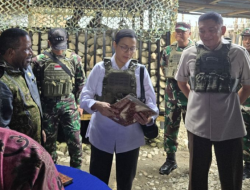 Pakai Rompi Anti Peluru, Menteri Sjafrie dan Sri Mulyani Tinjau Pos TNI di Nduga Papua