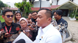 Menteri Sekretaris Negara Prasetyo Hadi saat menyampaikan keterangan di kompleks Istana Kepresidenan, Jakarta, Selasa (10/6/2025), terkait isu reshuffle Kabinet Mereah Putih. (ANTARA/Andi Firdaus)
