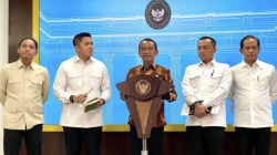 Menteri ESDM Bahlil Lahadalia (tengah) menjawab pertanyaan wartawan saat jumpa pers di Kantor Presiden, Istana Kepresidenan RI, Jakarta, Selasa (10/6/2025). ANTARA/HO-Cahya Sari.