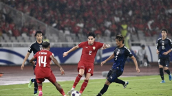 arsip - Pemain timnas Indonesia Kevin Diks (tengah) dan juga Yakob Sayuri (kedua kiri) berebut bola dengan pemain timnas Jepang Hidemasa Morita (kanan) dan juga Kaoru Mitoma (kiri) di Stadion Utama Gelora Bung Karno (SUGBK), Jakarta, Jumat (15/11/2024). ANTARA FOTO/Dhemas Reviyanto/am