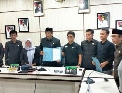 Keluarga dan Konstituen HM Siddiq BM Bergerak Elegan, Ratusan Warga Antar Surat Gugatan di DPRD Lutim