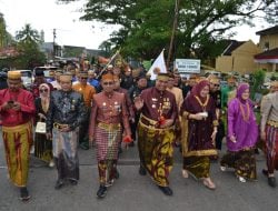 Ribuan Warga Tumpah Ruah di Kirab Budaya Maros
