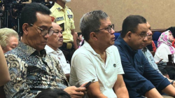 (kiri ke kanan) Pakar hukum tata negara Refly Harun, akademisi Rocky Gerung, Gubernur DKI Jakarta periode 2017–2022 Anies Baswedan, serta Wakil Ketua Komisi Pemberantasan Korupsi (KPK) periode 2015–2019 Thony Saut Situmorang menghadiri sidang kasus Tom Lembong di Pengadilan Tipikor, Jakarta, Jumat (18/7/2025). ANTARA/Agatha Olivia Victoria