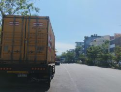 Truk Kontainer Parkir Liar di Sekitar Pelabuhan Makassar Picu Kemacetan, Polisi Beri Peringatan