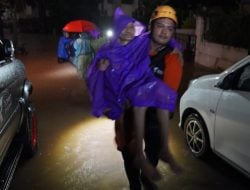 Banjir Kembali Melanda Jabodetabek, DMC Dompet Dhuafa Bantu Evakuasi Sejumlah Warga