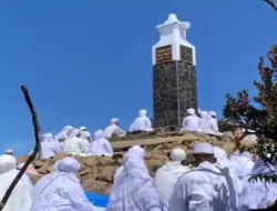 Heboh Ritual Kelilingi Tugu Puncak Gunung Lawu, Klaim hanya Ziarah