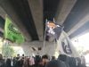 Mahasiswa di Makassar Kibarkan Bendera One Piece Saat Demo Indonesia Gelap