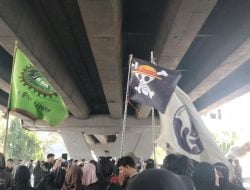 Polisi Jaga Ketat UNM Usai Demo Penolakan RUU KUHP Mahasiswa Sambil Kibarkan Bendera Jolly Roger One Piece